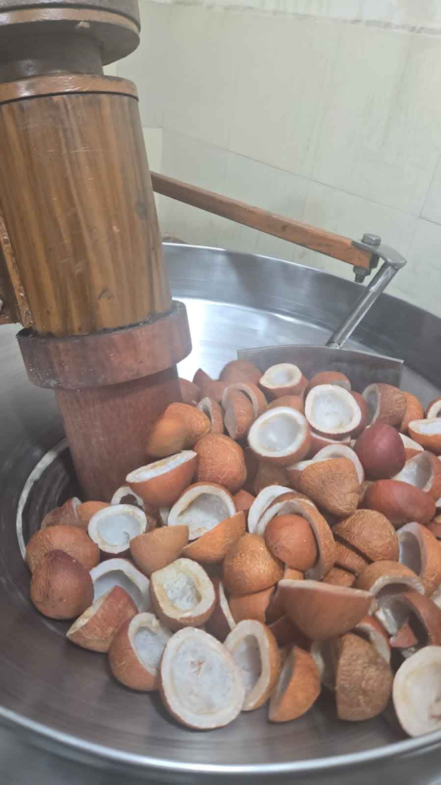 coldpress-coconuts-machine1